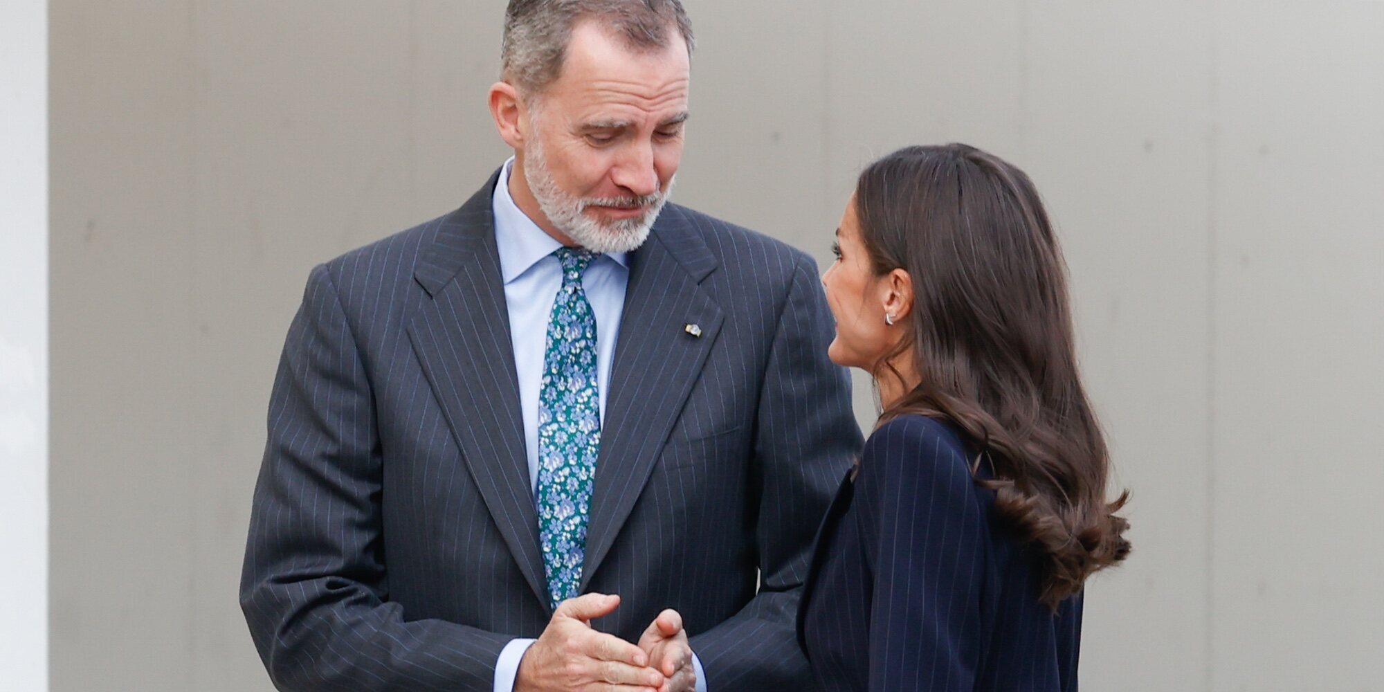 La complicidad de los Reyes Felipe y Letizia en Asturias: gestos de cariño, risas, confidencias y una joya especial