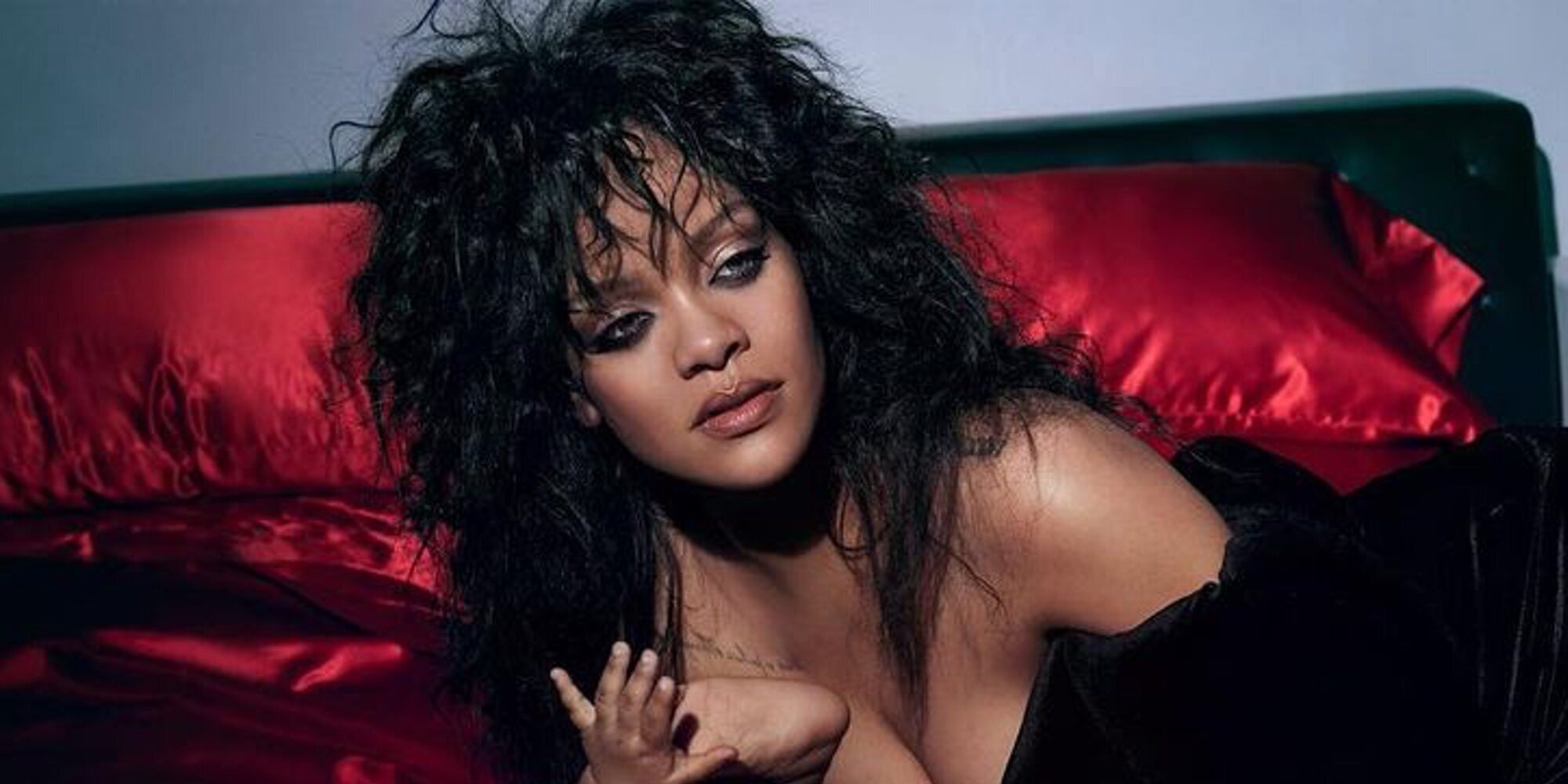 Rihanna posa por primera vez con su hijo tras regresar a los escenarios y confirmar su segundo embarazo