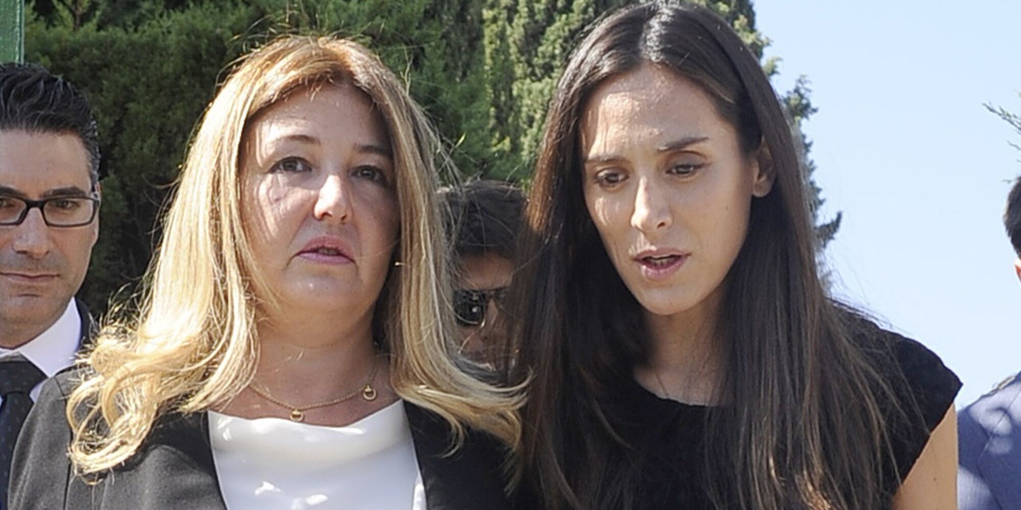 Los hijos de Laura Boyer dan el último adiós a su madre ante la ausencia de Ana Boyer y las Preysler