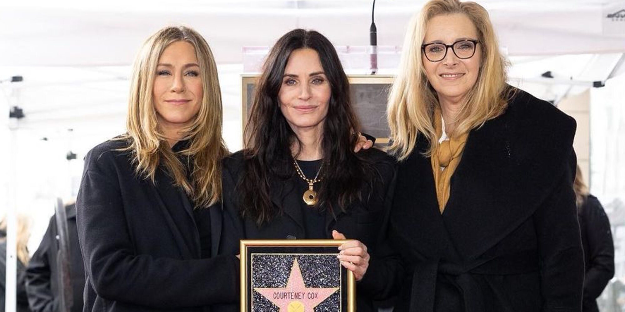 Courteney Cox recibe su estrella en el Paseo de la Fama rodeada de Jennifer Aniston y Lisa Kudrow