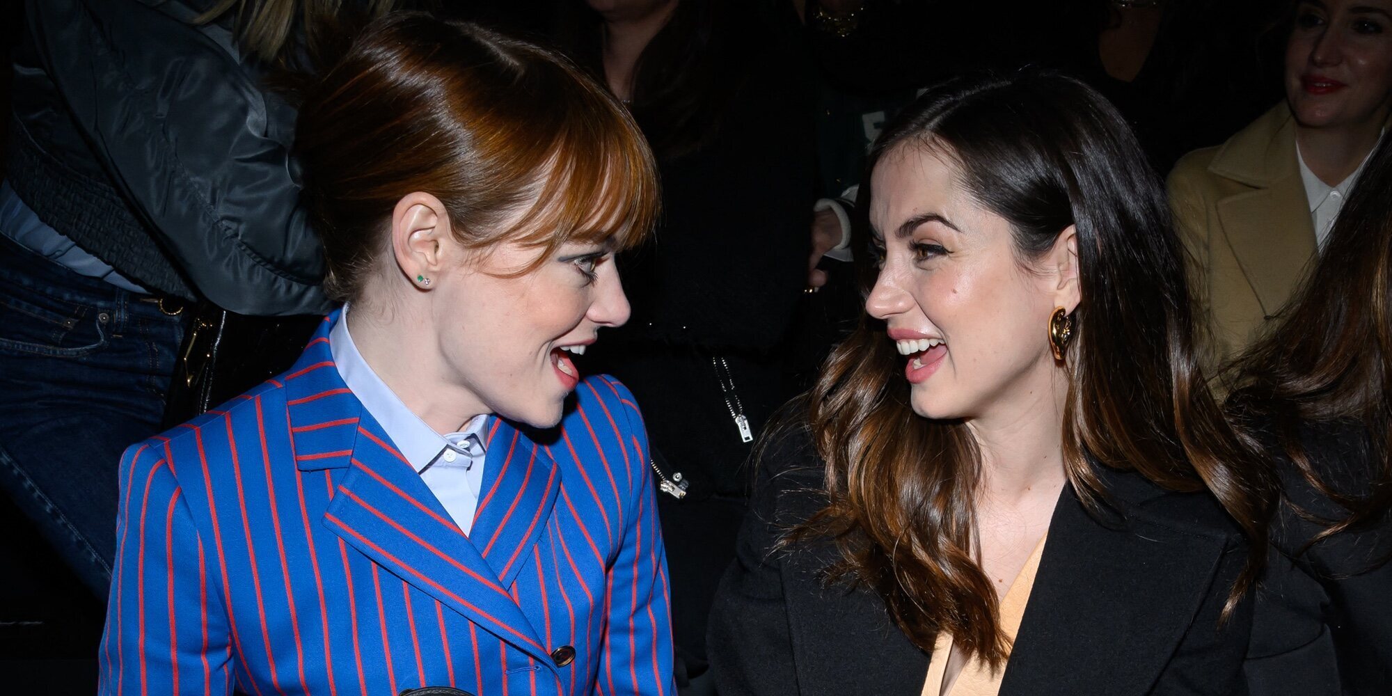 Emma Stone y Ana de Armas presumen de amistad y complicidad en la Semana de la Moda de París 2023