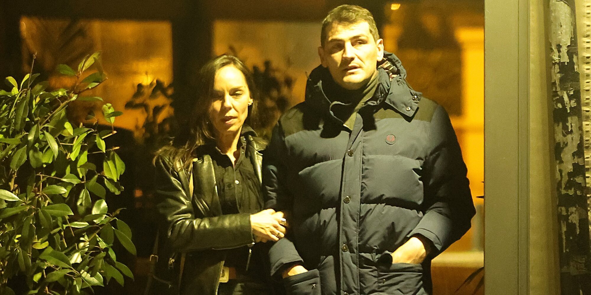 Iker Casillas, muy cariñoso con una misteriosa mujer cuando cree que nadie le ve