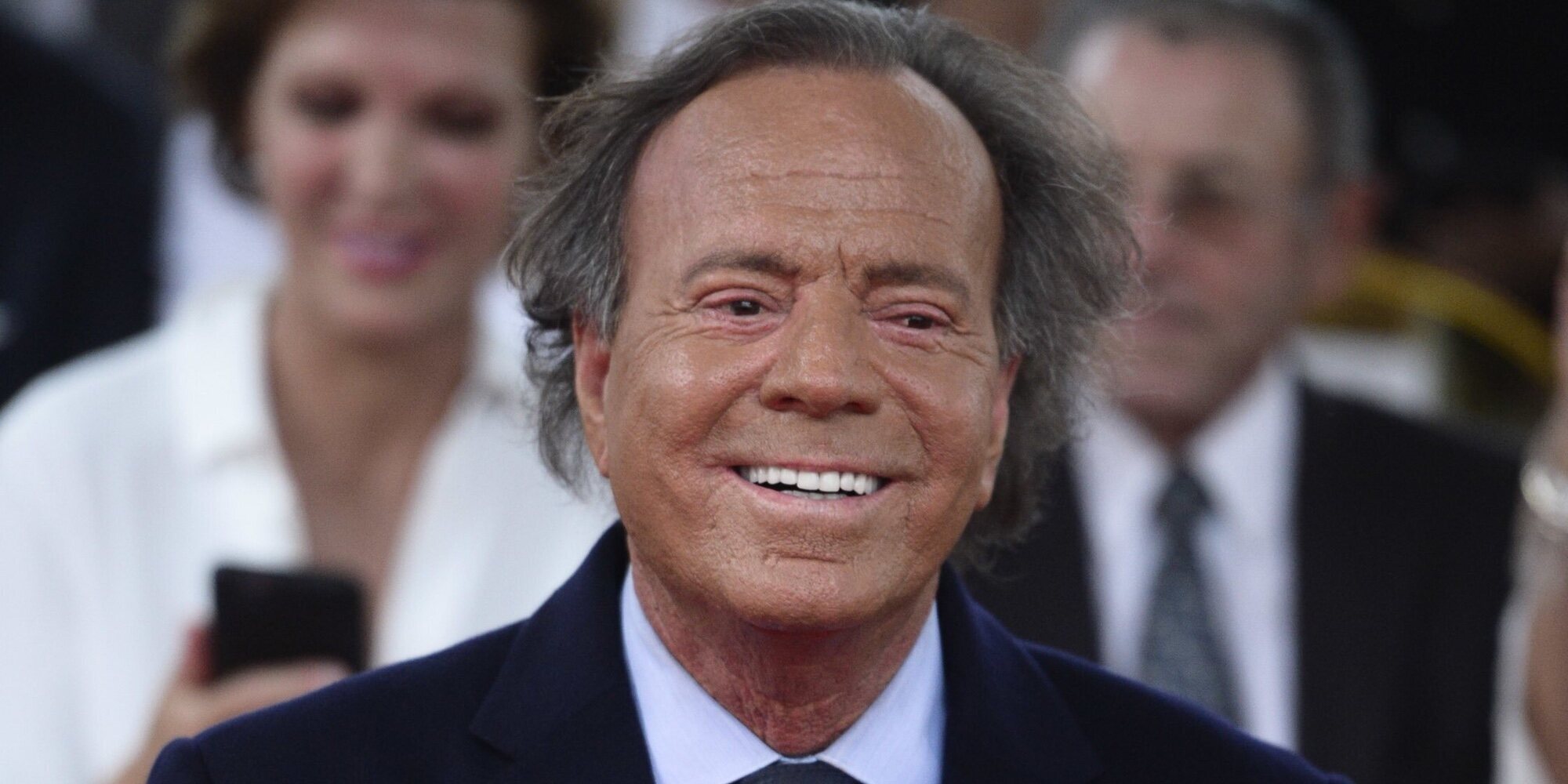 Julio Iglesias defiende a Isabel Preysler: "Es profundamente injusto cómo se están comportando con ella"