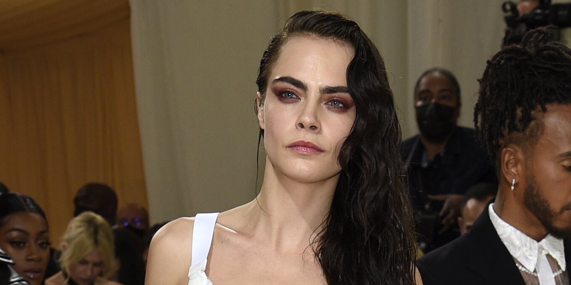 Cara Delevingne habla sobre sus polémicas imágenes y sus problemas con las drogas