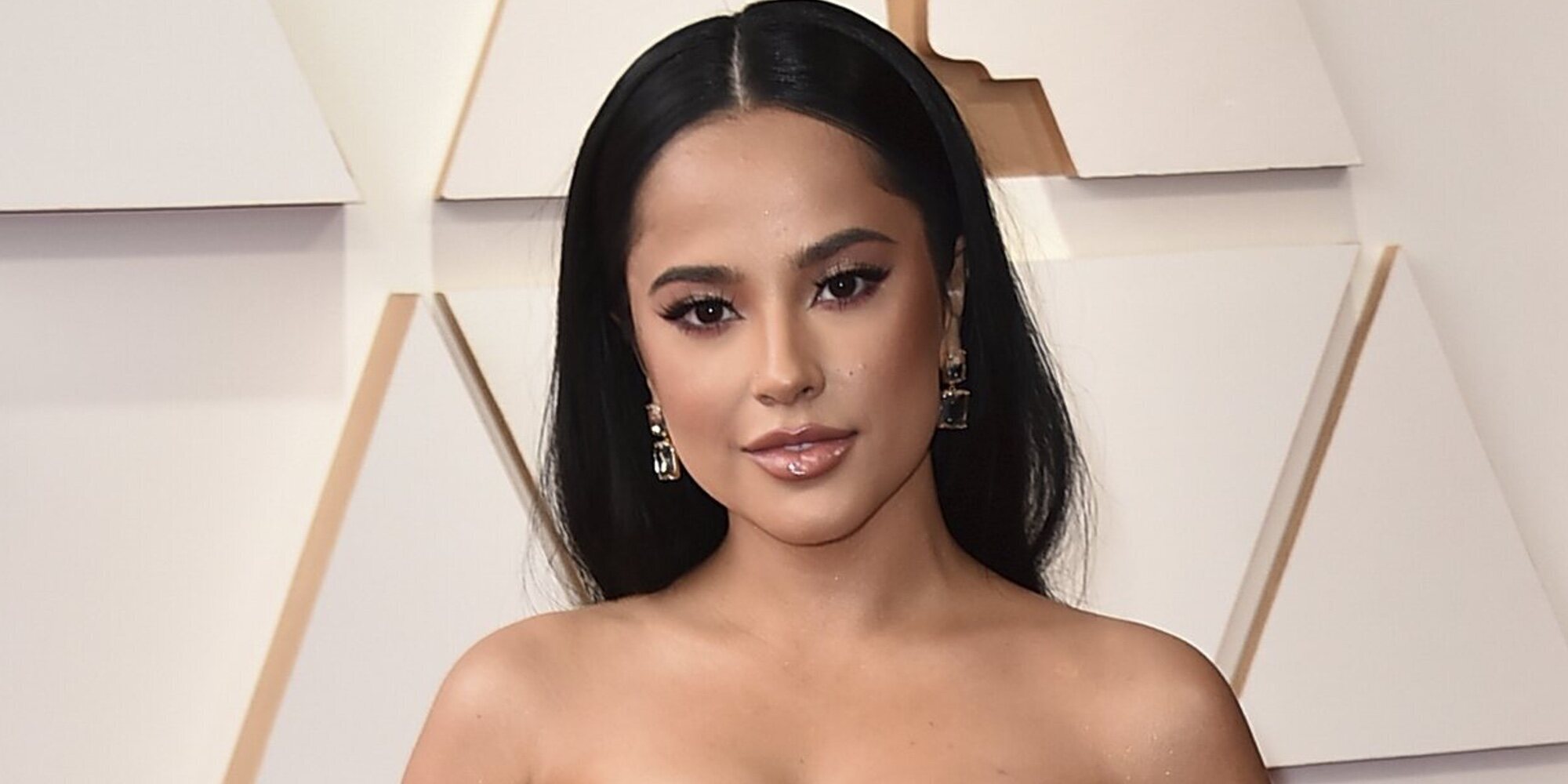 Becky G se quita el anillo de compromiso y su prometido admite las acusaciones de infidelidad