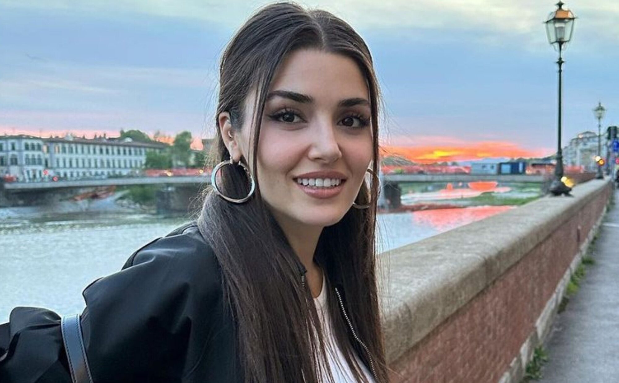 Hande Erçel, en crisis con su novio por la actitud que él tiene con sus fans