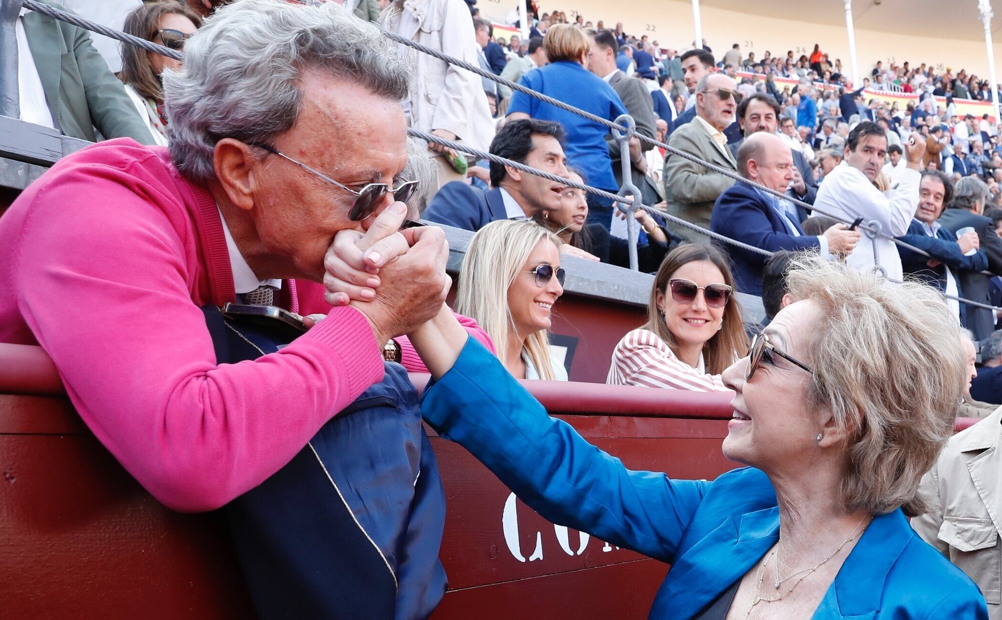 El cariñoso reencuentro de Ana Rosa Quintana y Ortega Cano en los toros tras la entrevista del 'semen de fuerza'