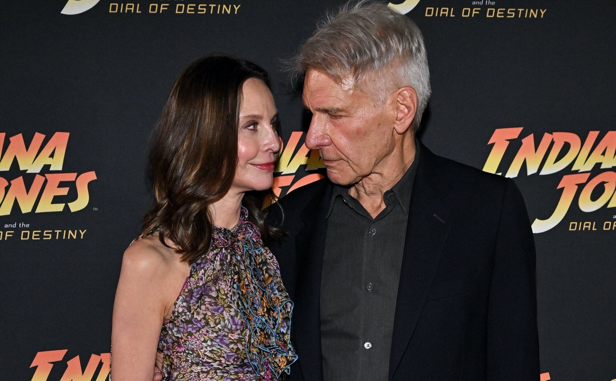 Harrison Ford recibe la Palma de Oro en Cannes y estrena nueva película de 'Indiana Jones' arropado por Calista Flockhart