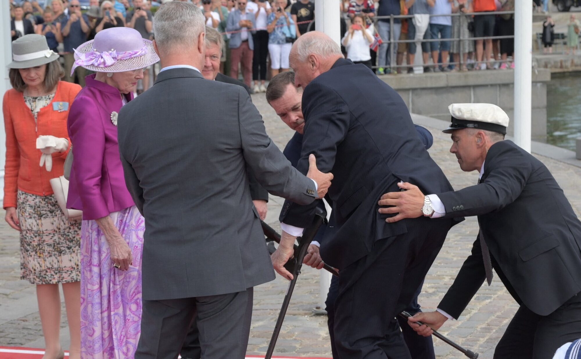 La caída de Harald de Noruega ante Margarita de Dinamarca al comienzo de su visita oficial a Dinamarca