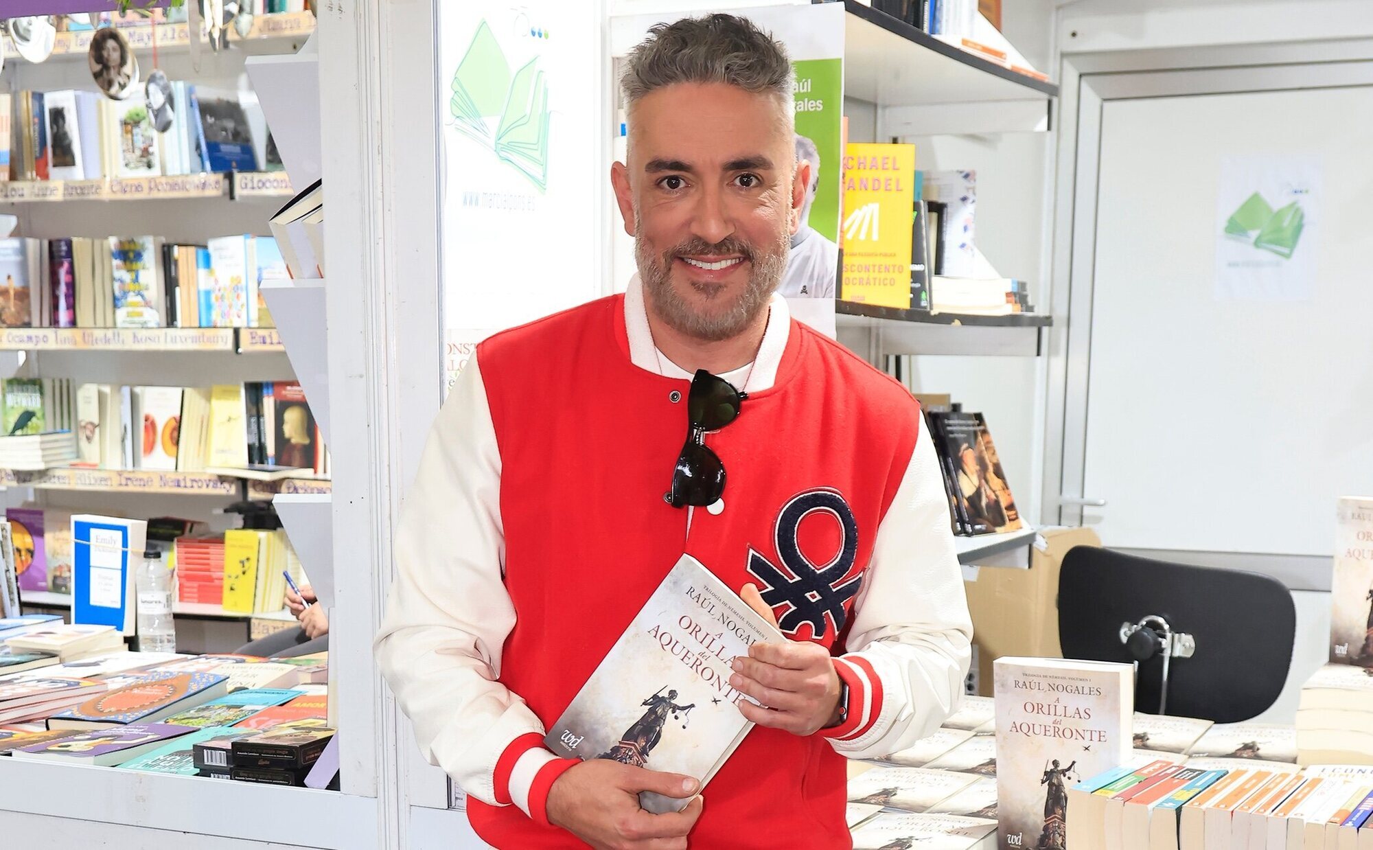 La tarde lluviosa de Kiko Hernández: paseo por la Feria del Libro y rica tarta de chocolate para llevar