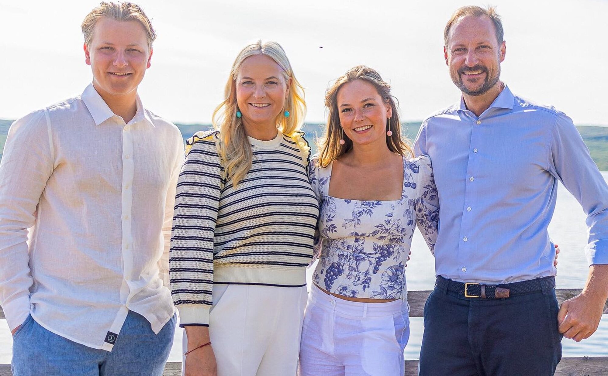 El posado de verano de Haakon y Mette-Marit de Noruega con sus hijos Ingrid Alexandra y Sverre Magnus en una zona tensa