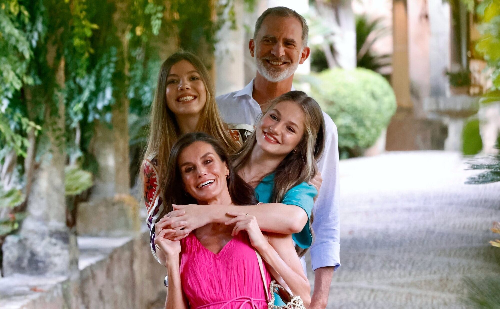 Los Reyes Felipe y Letizia, cómplices con la Princesa Leonor y la Infanta Sofía en su tradicional posado en Mallorca