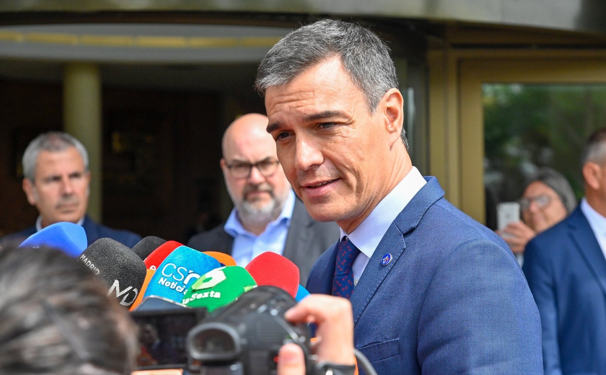 Pedro Sánchez acude a la capilla ardiente de María Teresa Campos: "Me demostró ser una mujer entrañable"