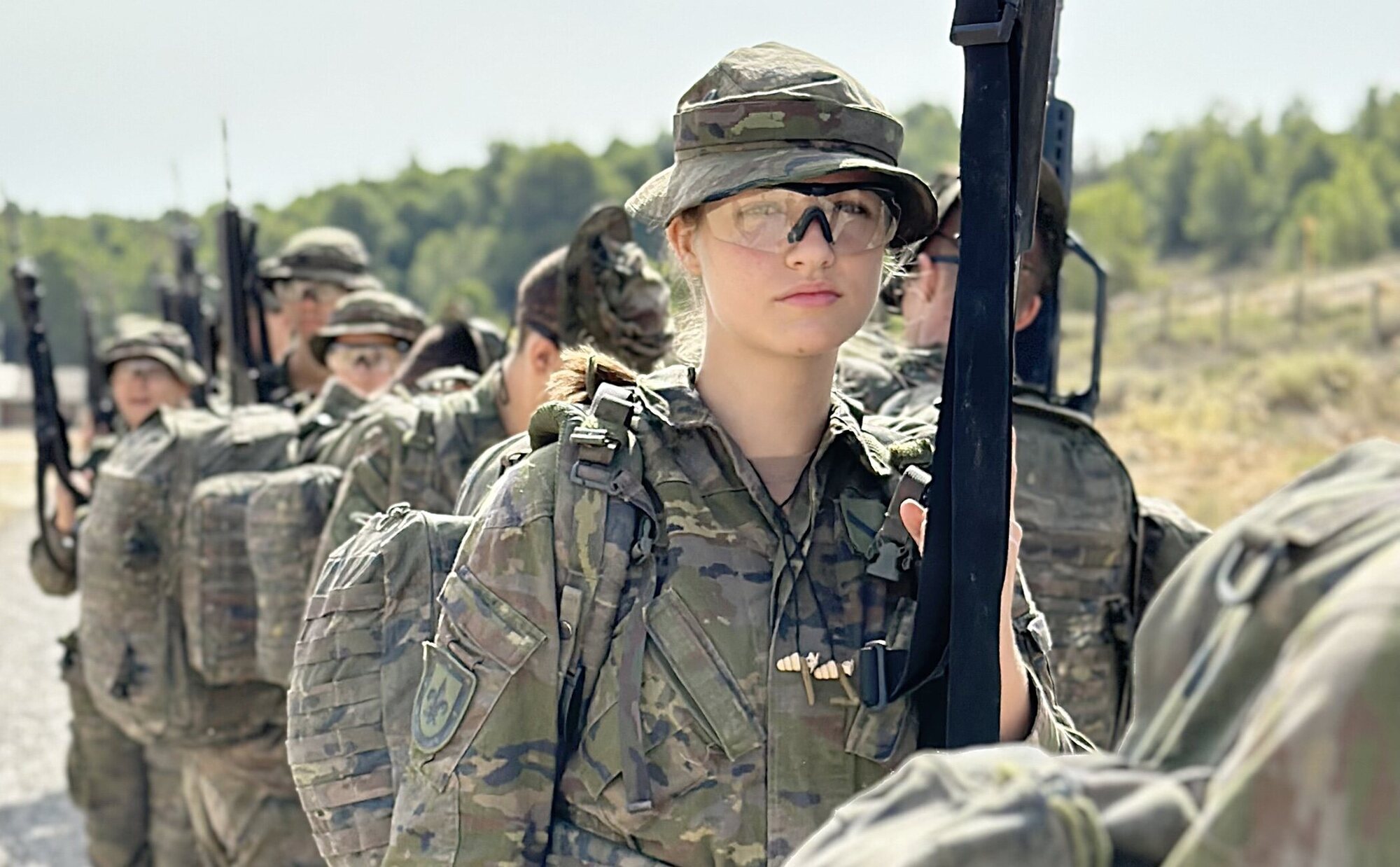 Las fotos de la instrucción militar de la Princesa Leonor en la Academia General Militar: fusil, camuflaje y compañerismo