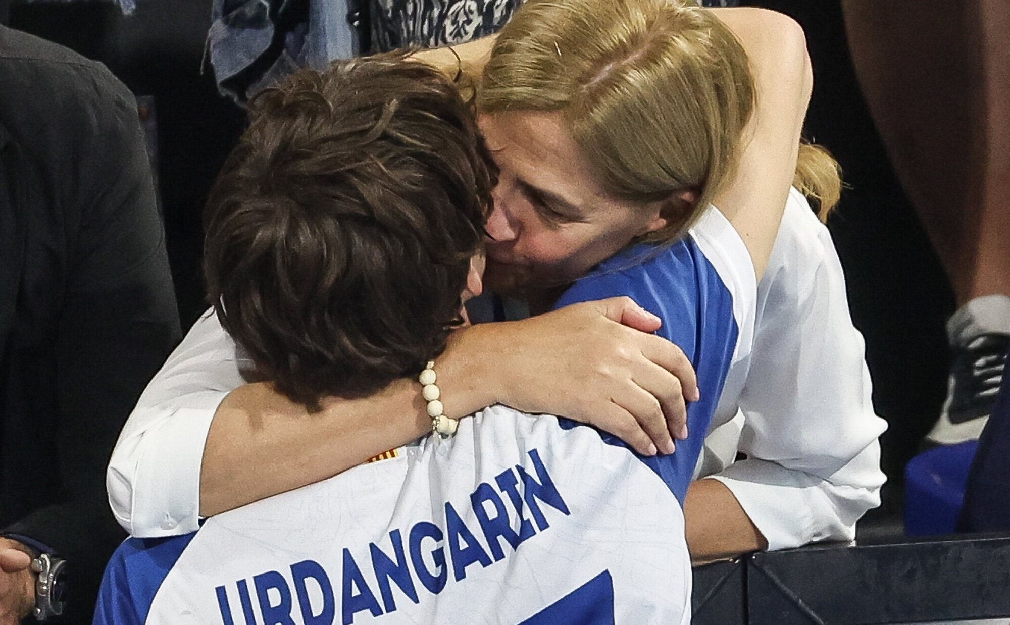 El orgullo de madre de la Infanta Cristina animando a Pablo Urdangarin en un partido en el que también estuvo Johanna Zott