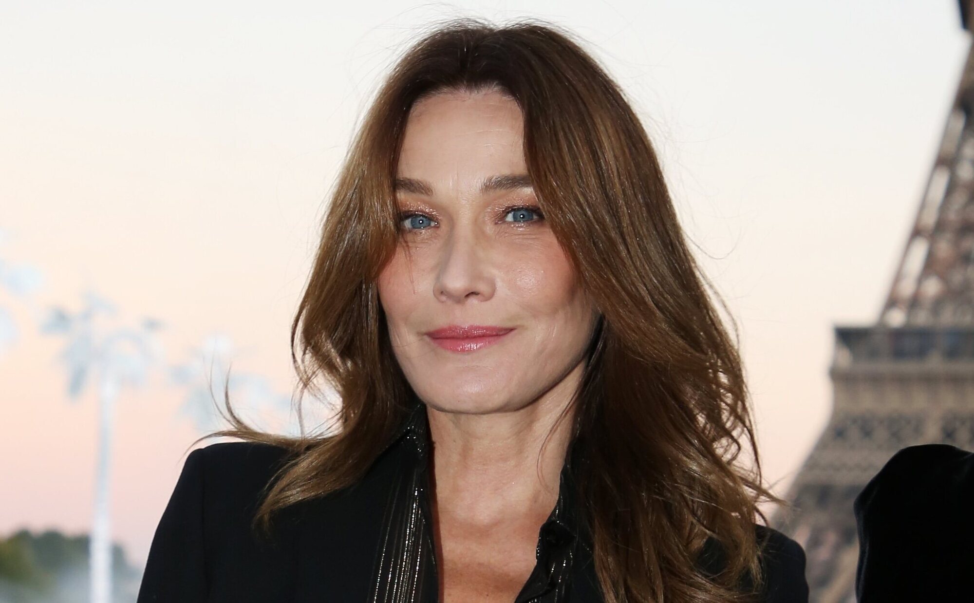 Carla Bruni revela que sufrió cáncer de mama para concienciar sobre la detección temprana