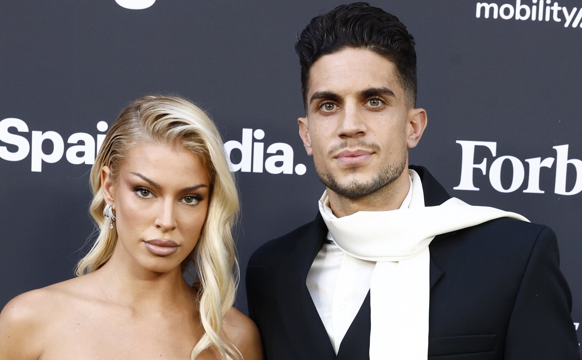 Marc Bartra y Jessica Goicoechea posan por primera vez juntos en un evento