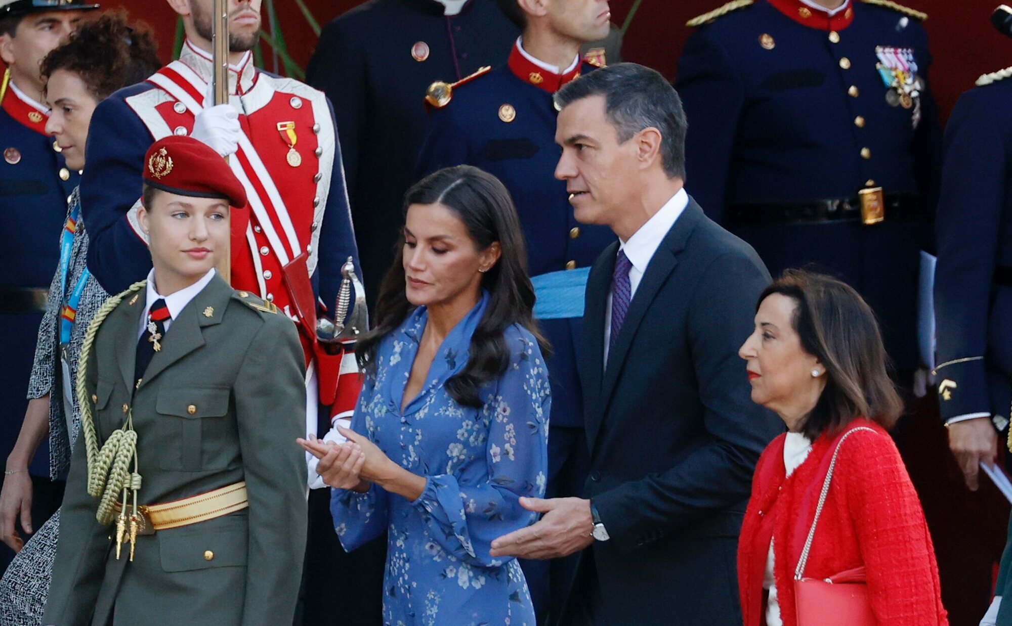 Hispanidad 2023: Gritos de "Que te vote Txapote" en el saludo de los Reyes Felipe y Letizia y la Princesa Leonor a Sánchez