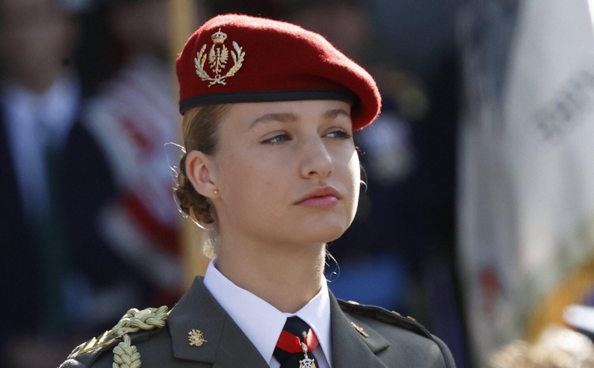 La Princesa Leonor se olvida del protocolo y charla con los invitados del cóctel del Palacio Real sobre su formación