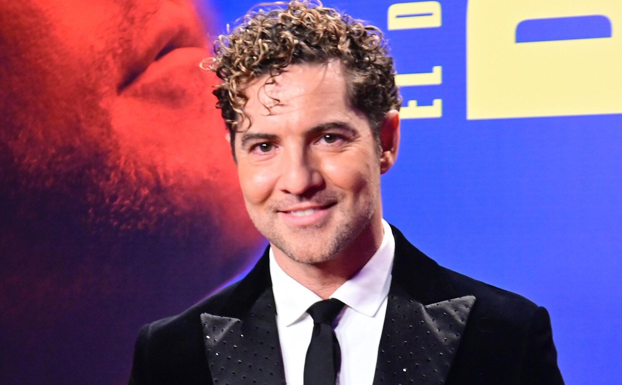 David Bisbal estrena su documental arropado del amor de Rosanna Zanetti y con la enfermedad de su padre muy presente