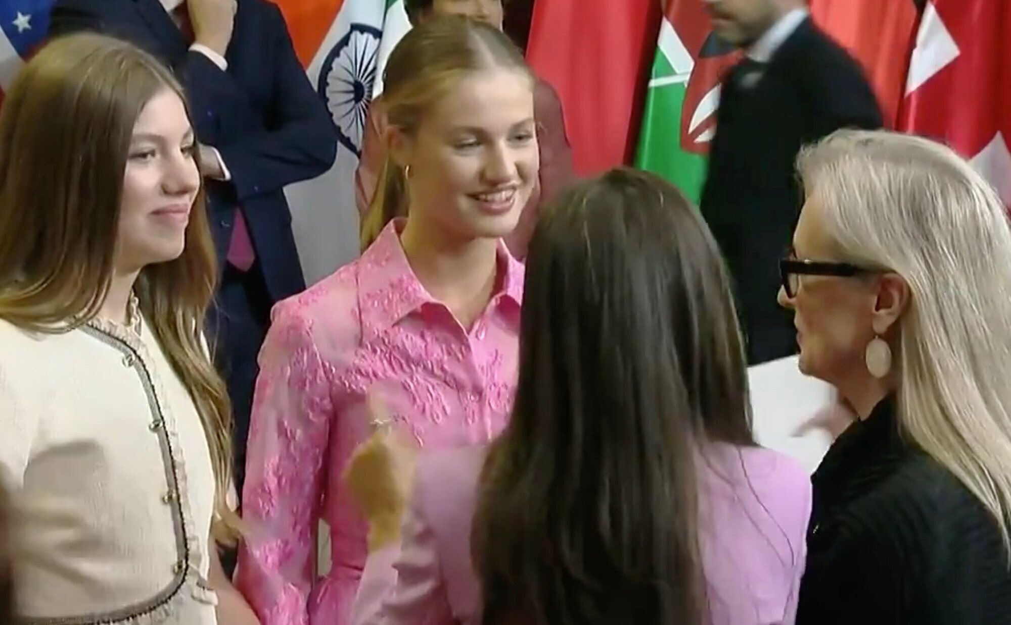 El momento fan de la Reina Letizia, la Princesa Leonor y la Infanta Sofía con Meryl Streep en Oviedo