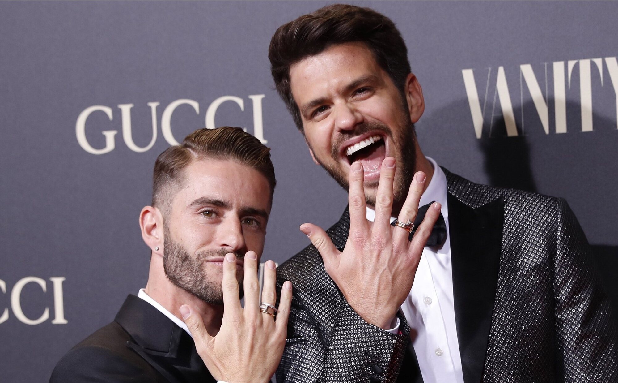 Pelayo Diaz y Andy McDougall celebran con amigos y una tarta que han firmado el divorcio 2 años después de su ruptura