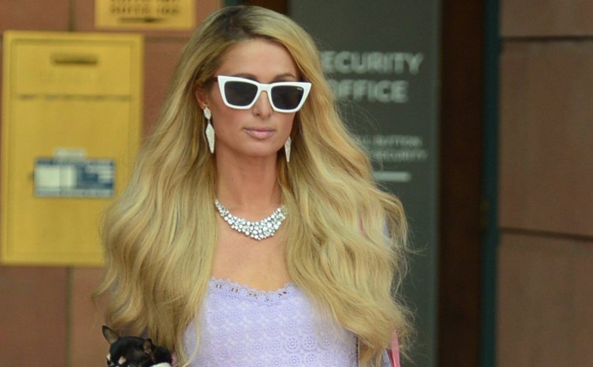 Paris Hilton estalla contra los comentarios sobre el tamaño de la cabeza de su hijo: "Hay personas enfermas en este mundo"