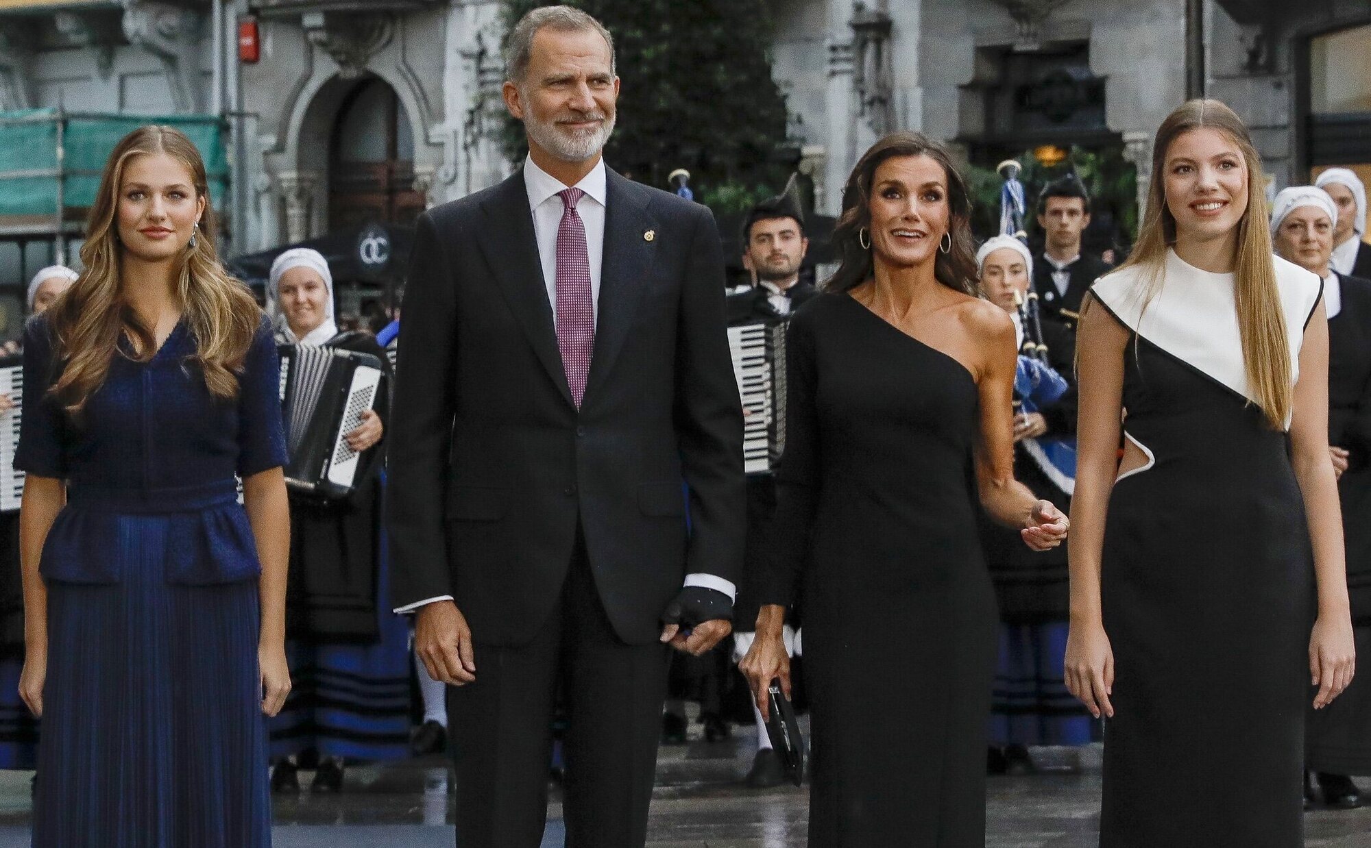 La Reina Letizia a sus hijas Leonor y Sofía al recrear la foto de su saludo con Felipe VI en 2003: "Niñas, apartaos"