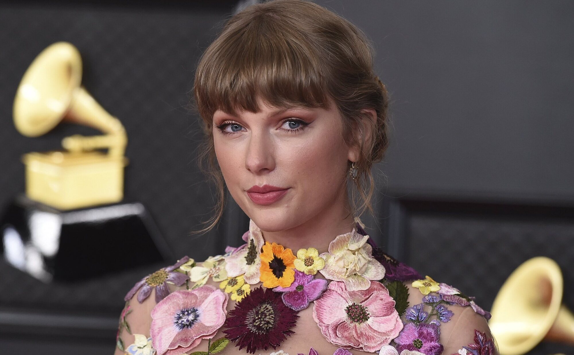 Taylor Swift aborda las especulaciones sobre su bisexualidad en el prólogo de '1989 (TV)': "Eso no podrían sexualizarlo"