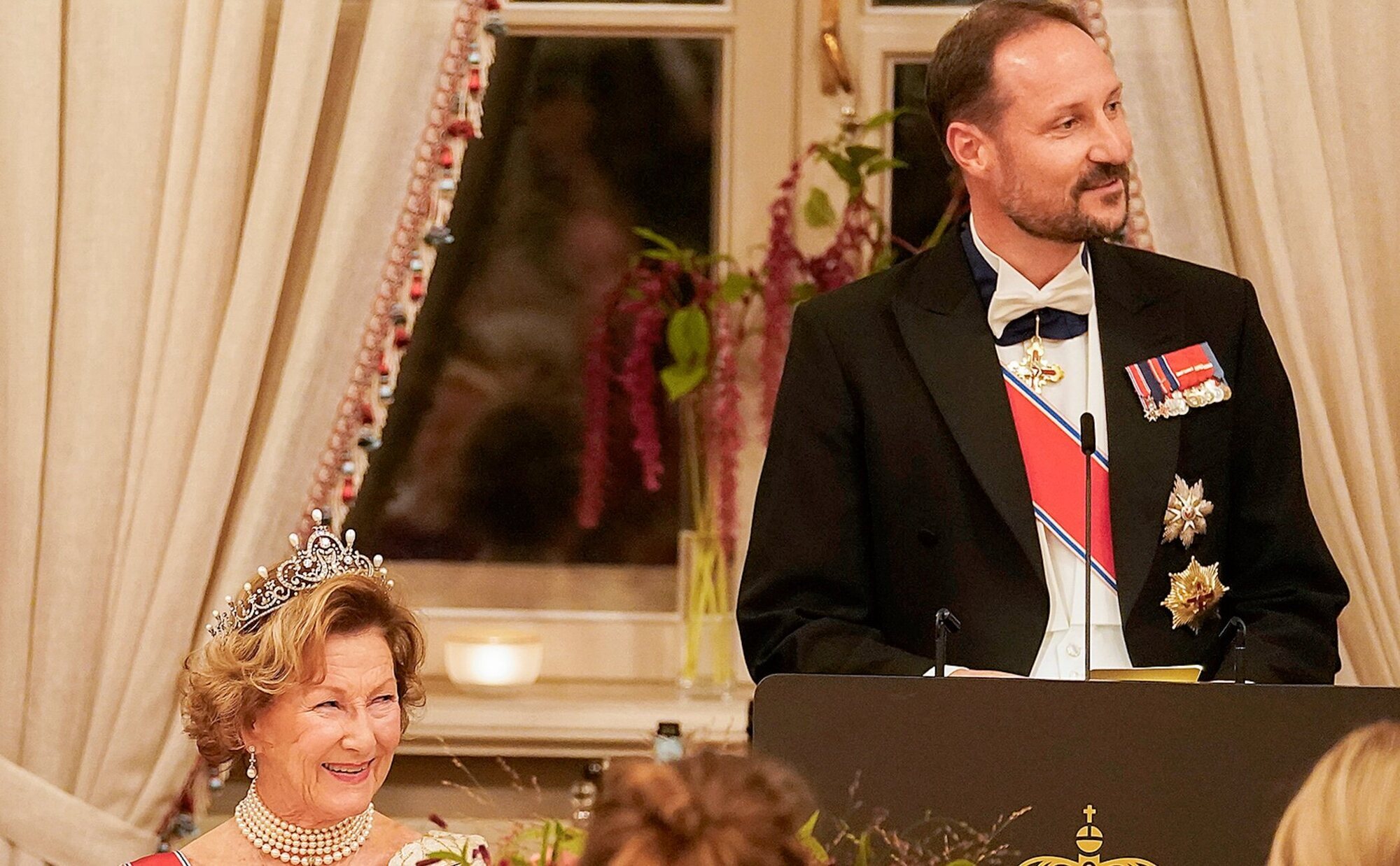 Tiaras, la recuperación de Mette-Marit y el discurso del Rey Harald leído por Haakon de Noruega en el que se ríe de sí mismo