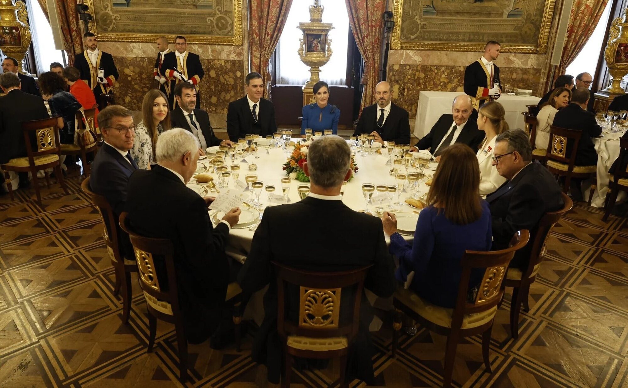 El menú de los asistentes al almuerzo tras la Jura de la Constitución de la Princesa Leonor: consomé, salmonetes y mousse