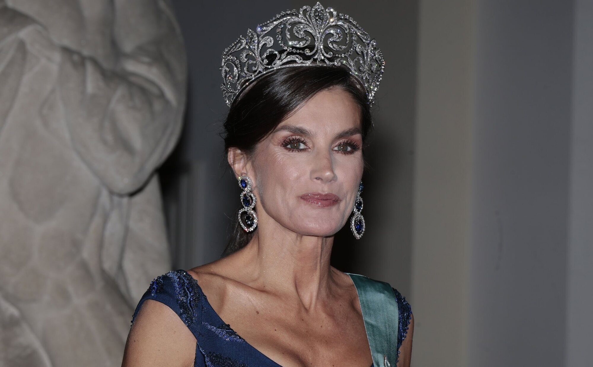 La Reina Letizia en la cena de gala en Dinamarca: vestido de Felipe Varela, coleta y Tiara de la Flor de Lis