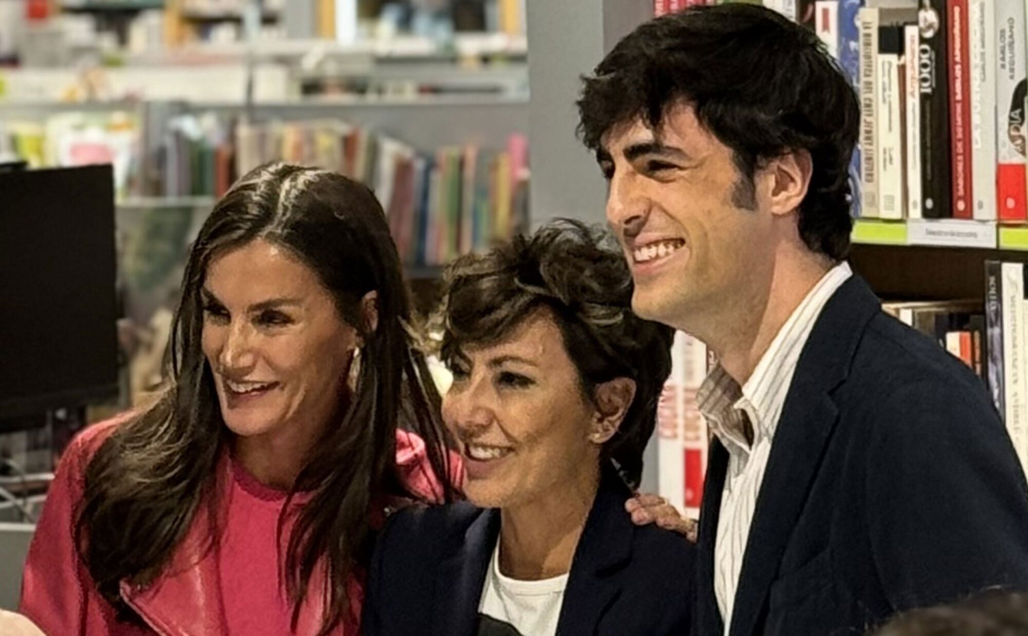 La Reina Letizia sorprende a su amiga Sonsoles Ónega en la firma de la novela con la que ganó el Premio Planeta 2023