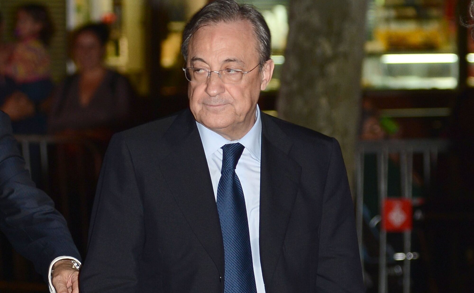 El manotazo de Florentino Pérez a un reportero que deja a Alejandra Rubio en shock en el funeral de Fernández Tapias