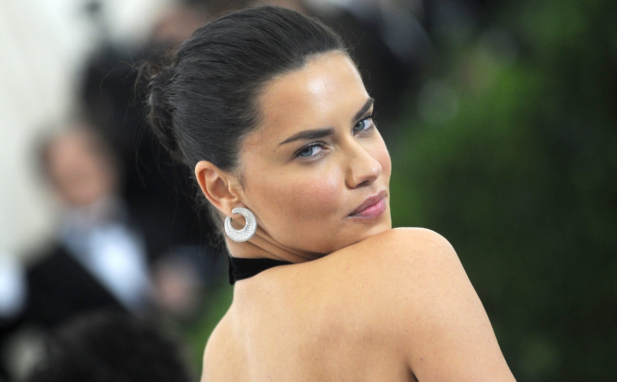 Adriana Lima responde a los comentarios sobre su rostro en su última aparición pública: "Es la cara de una madre cansada"