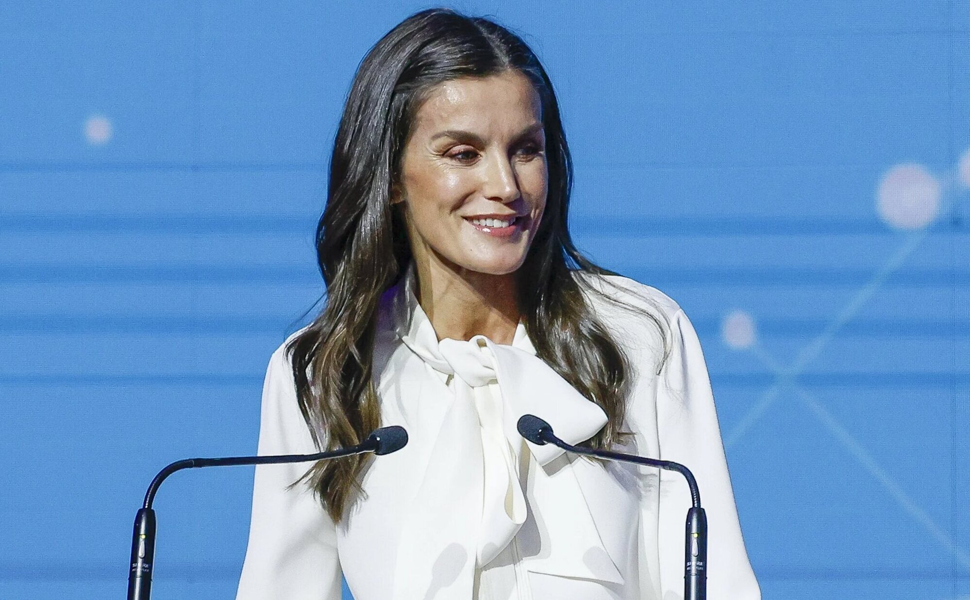 El coqueto momento de la Reina Letizia retocándose el gloss en pleno acto oficial