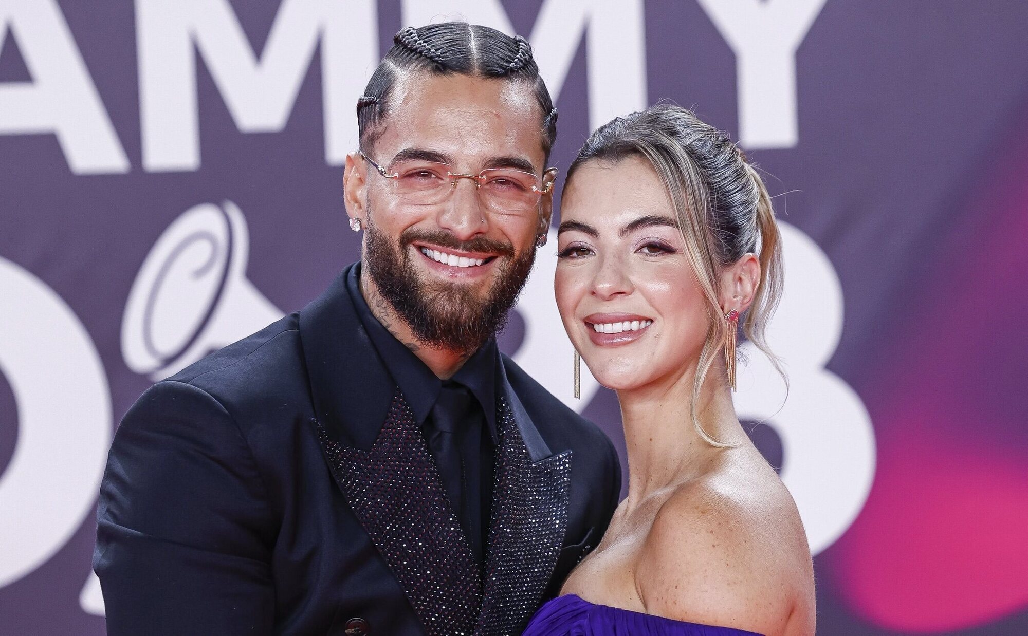 Maluma posa por primera vez con una embarazadísima Susana Gómez en los Grammy Latinos 2023