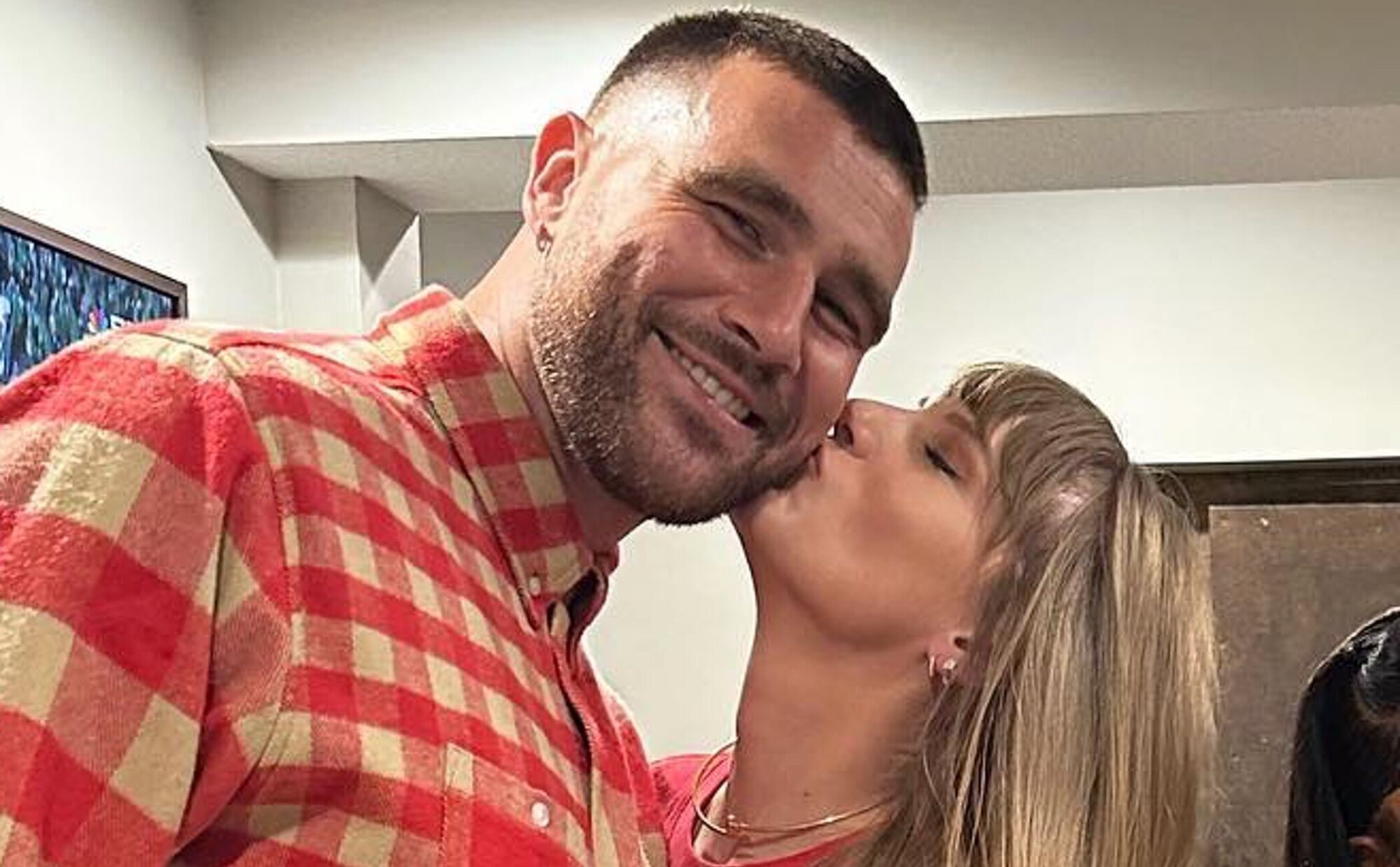 Travis Kelce habla en profundidad sobre su romance con Taylor Swift: "Alguien me hizo de Cupido"