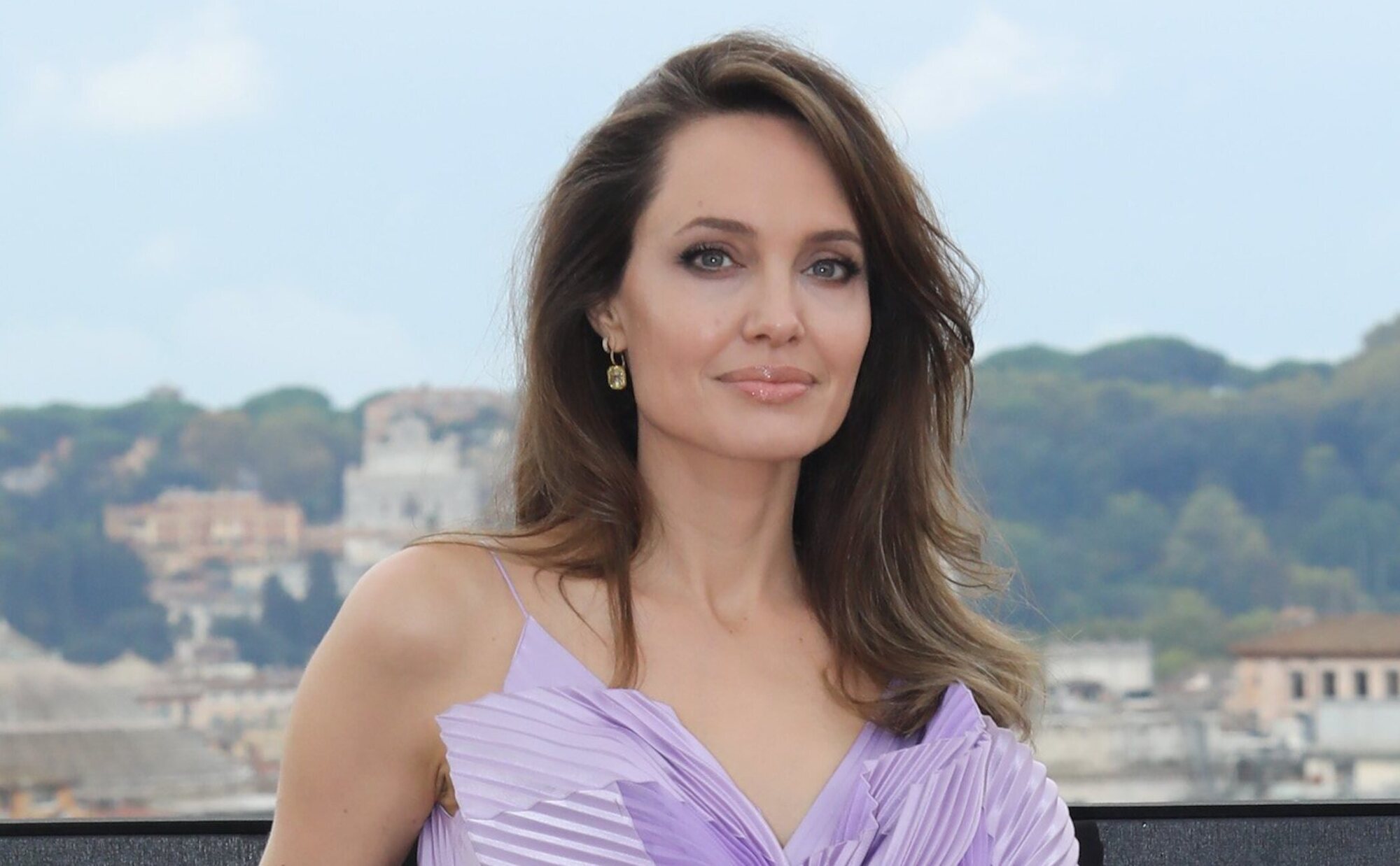 Angelina Jolie habla de su divorcio con Brad Pitt y carga contra Hollywood: "No es sano"