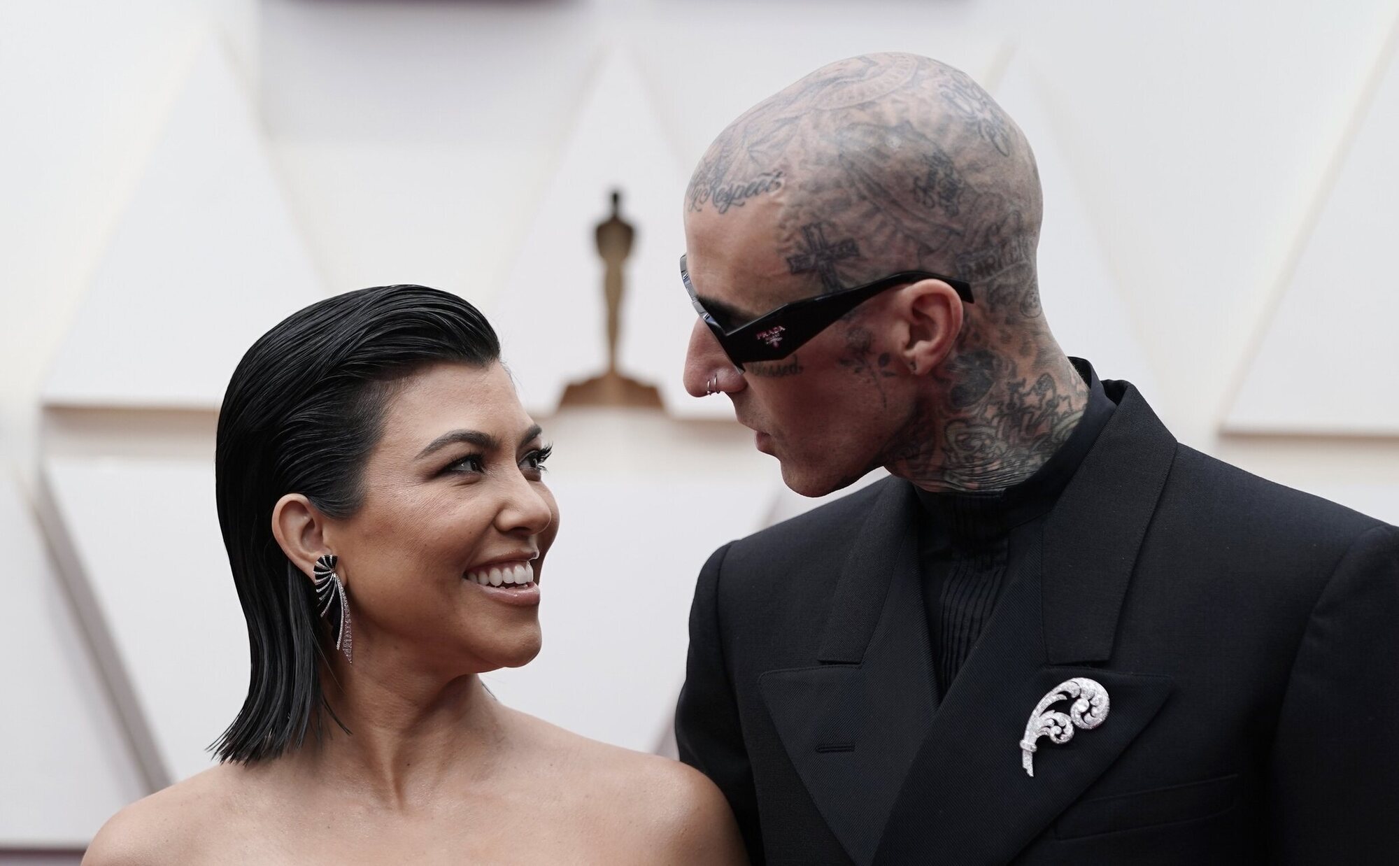 Kourtney Kardashian y Travis Barker presentan a su hijo Rocky