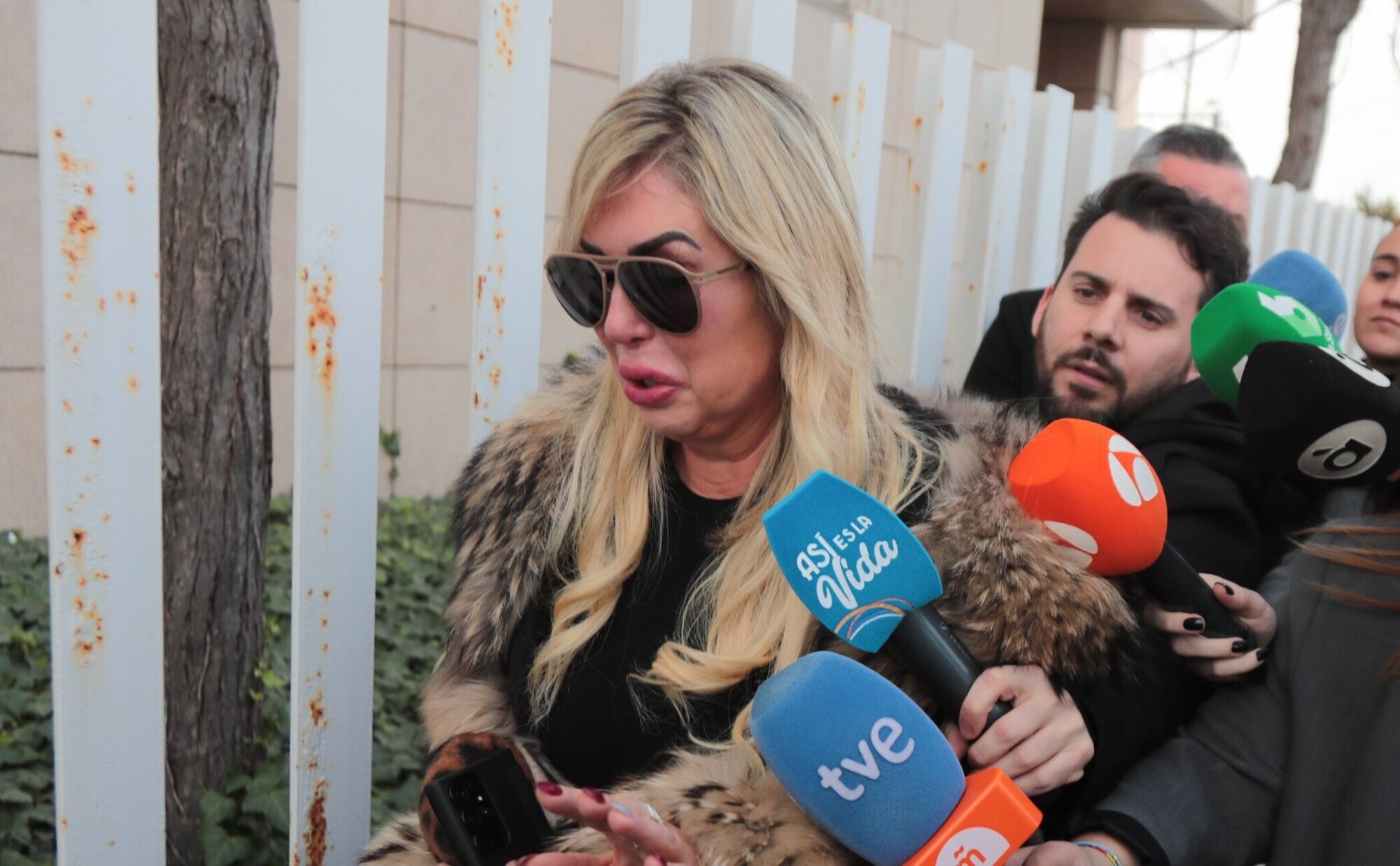 Malena Gracia, destrozada tras ser expulsada de la capilla ardiente de Arévalo: "Me voy disgustada. No me merezco esto"