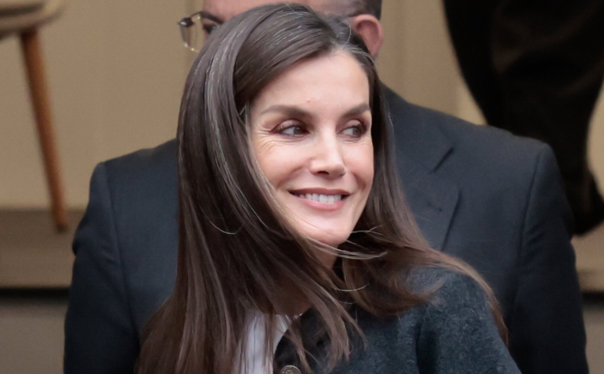 La reacción más espontánea de la Reina Letizia al recibir un regalo inesperado