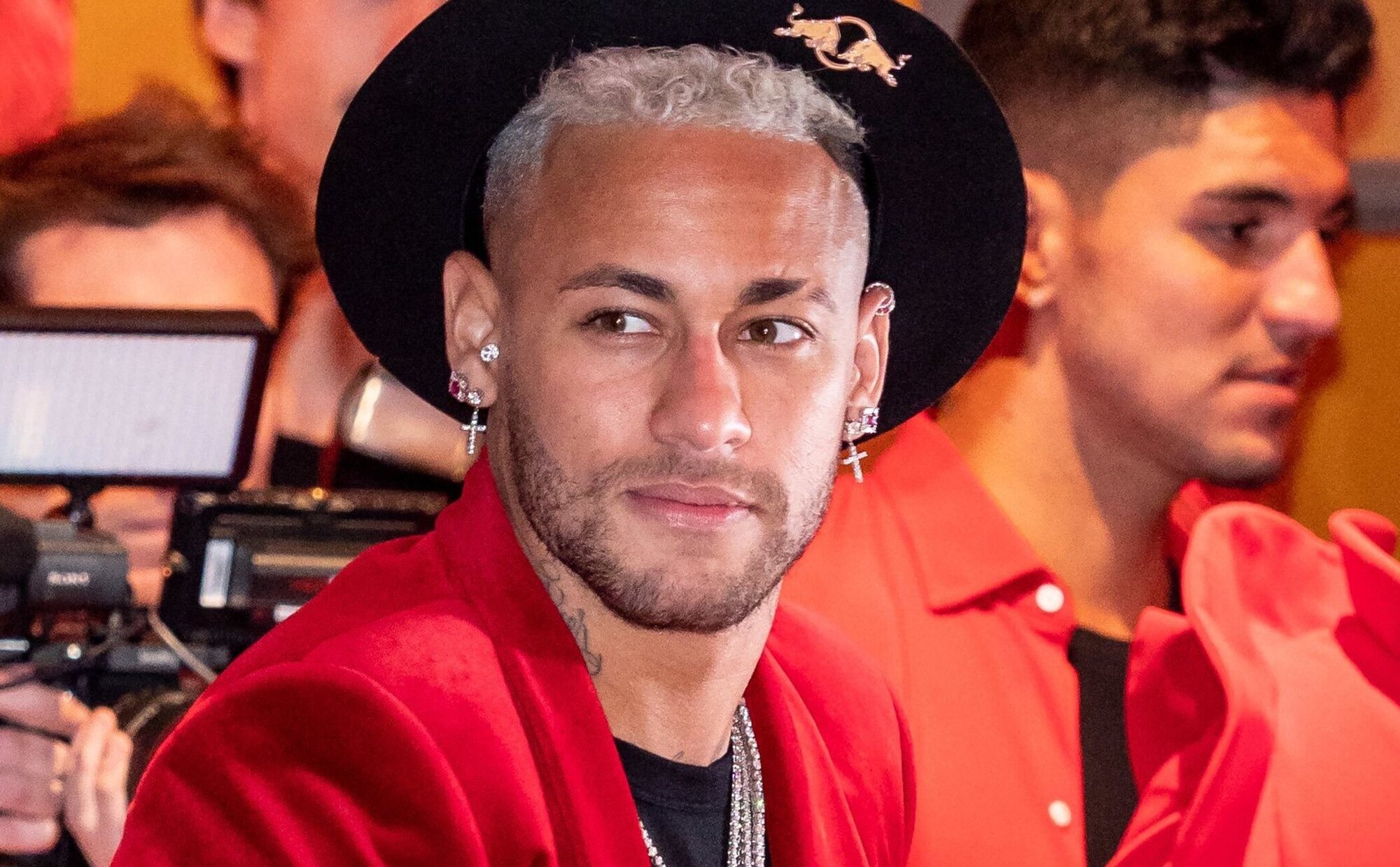 Neymar deja embarazada a su amante, la influencer Amanda Kimberlly