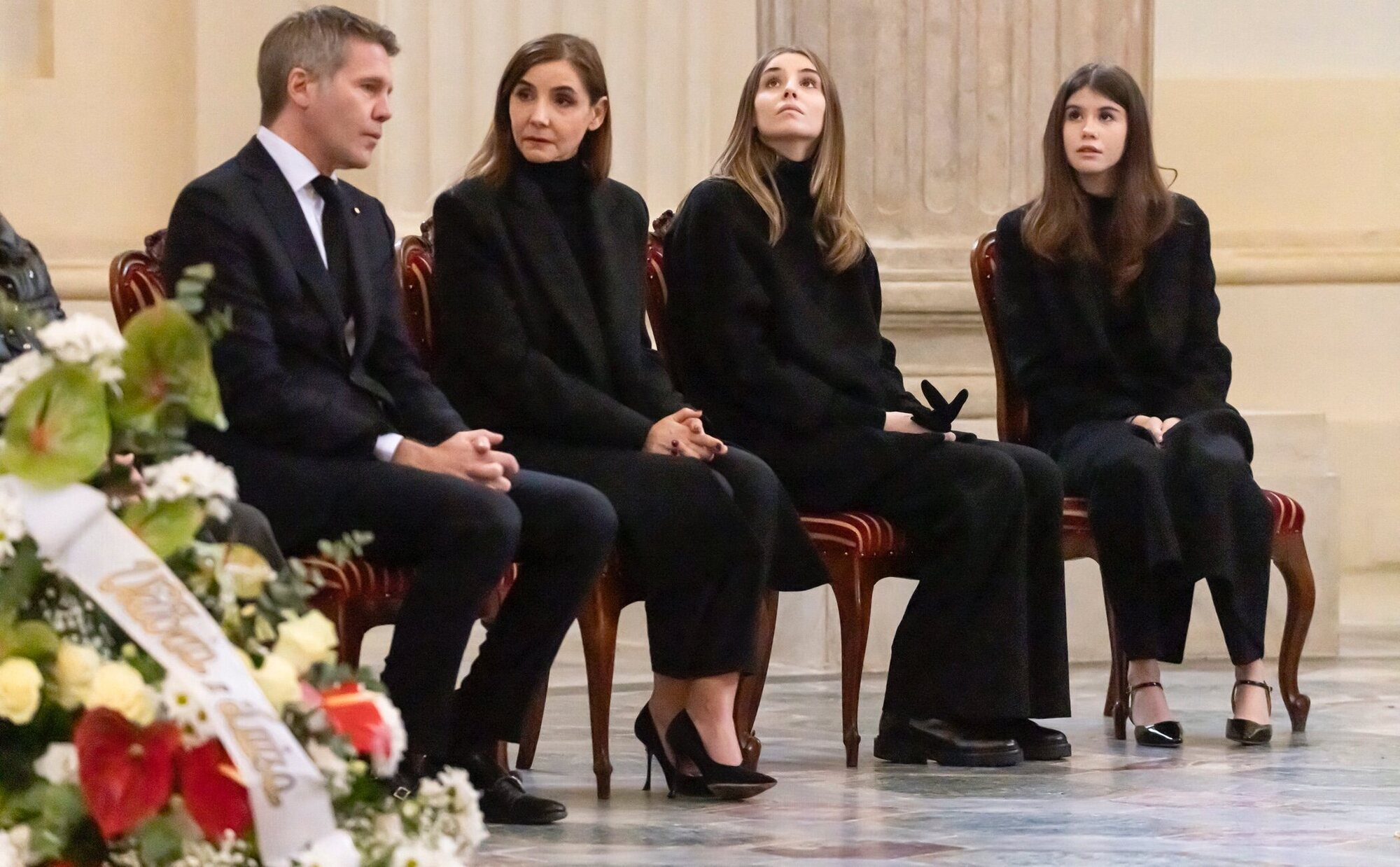 Filiberto de Saboya y Clotilde Courau y sus hijas Vittoria y Luisa, unidos en el dolor en su adiós a Víctor Manuel de Saboya