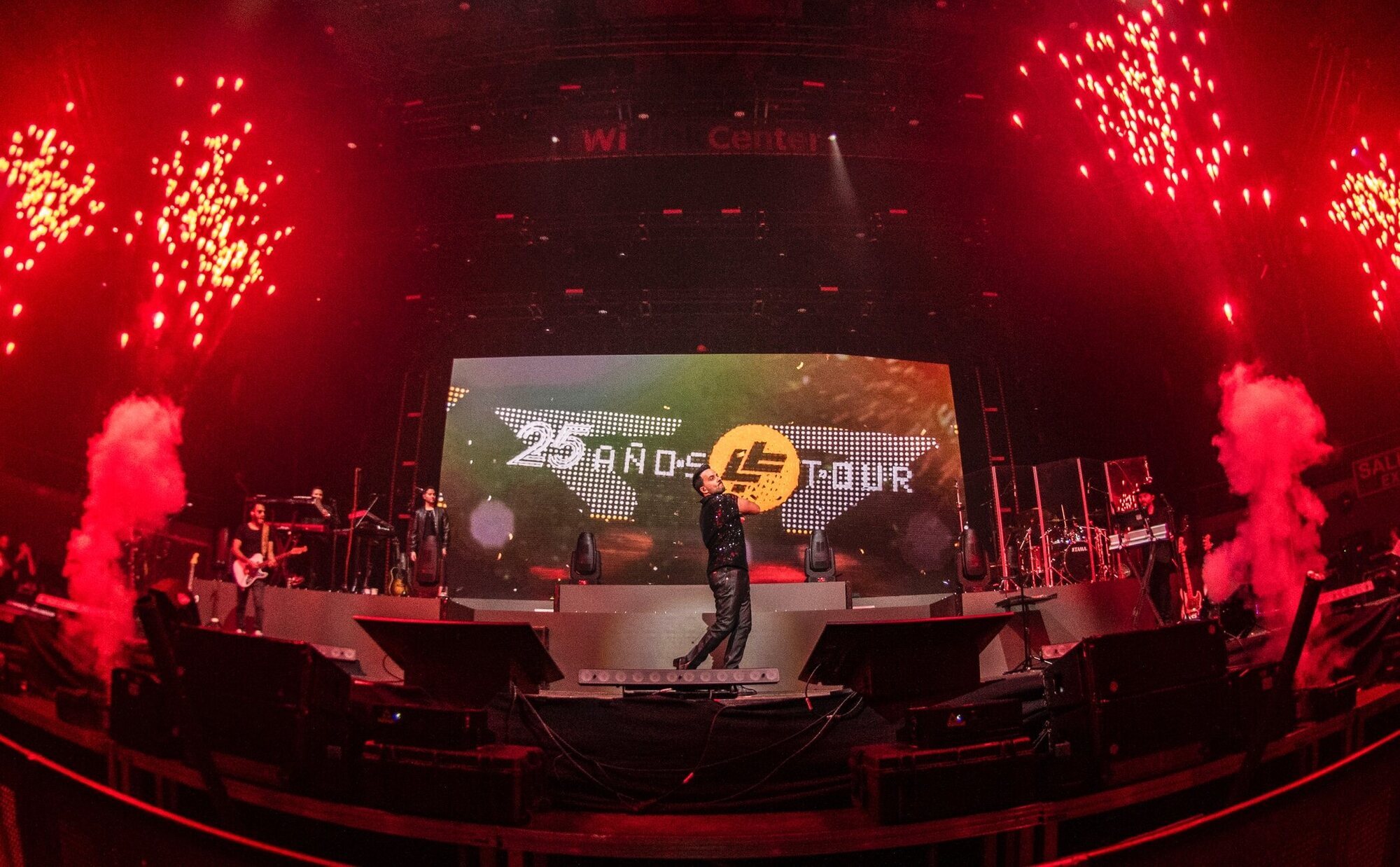 Luis Fonsi triunfa en el Wizink Center de Madrid en el inicio de su '25 años tour' con grandes colaboraciones