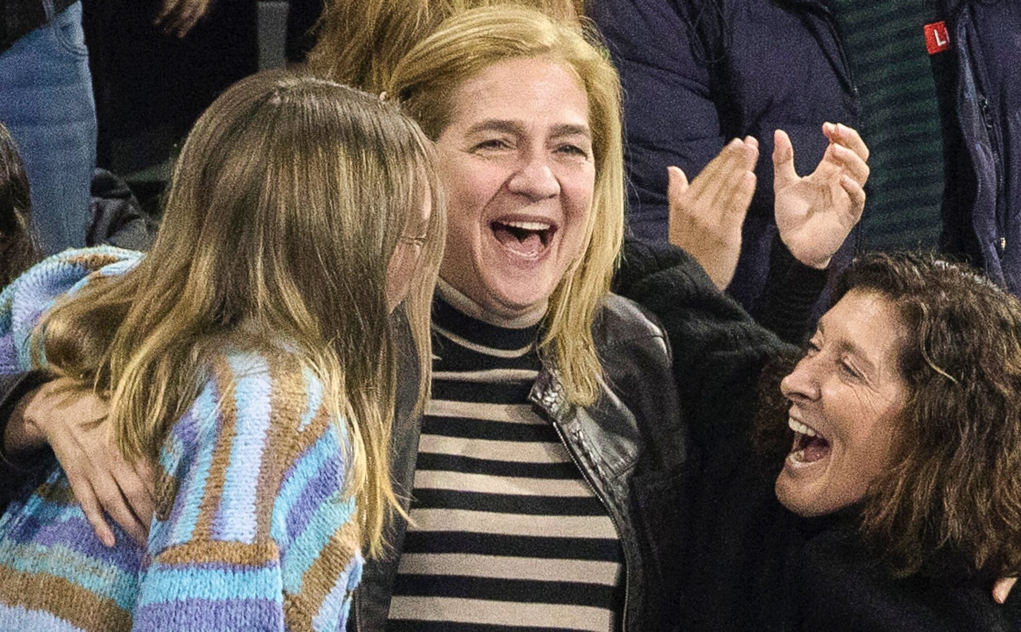 La Infanta Cristina, desatada y feliz junto a su nuera Johanna Zott en un partido de balonmano de su hijo Pablo Urdangarin