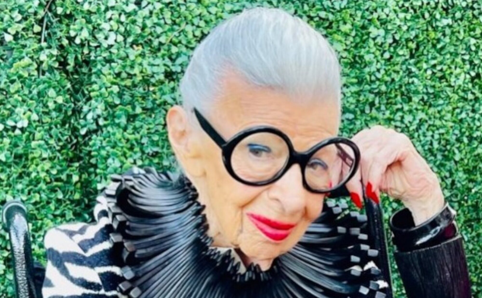 Muere Iris Apfel a los 102 años