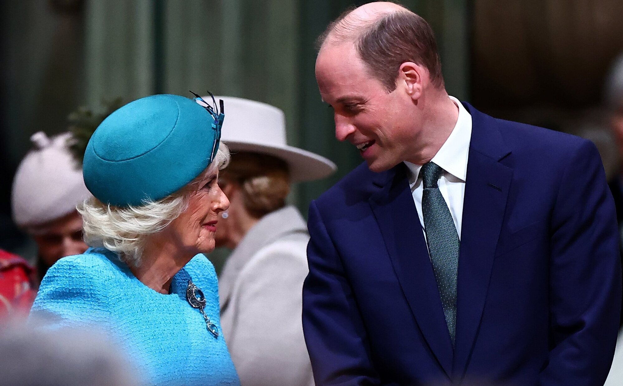 La Reina Camilla y el Príncipe Guillermo, todo sonrisas y complicidad para olvidar  la polémica de la foto de Kate Middleton