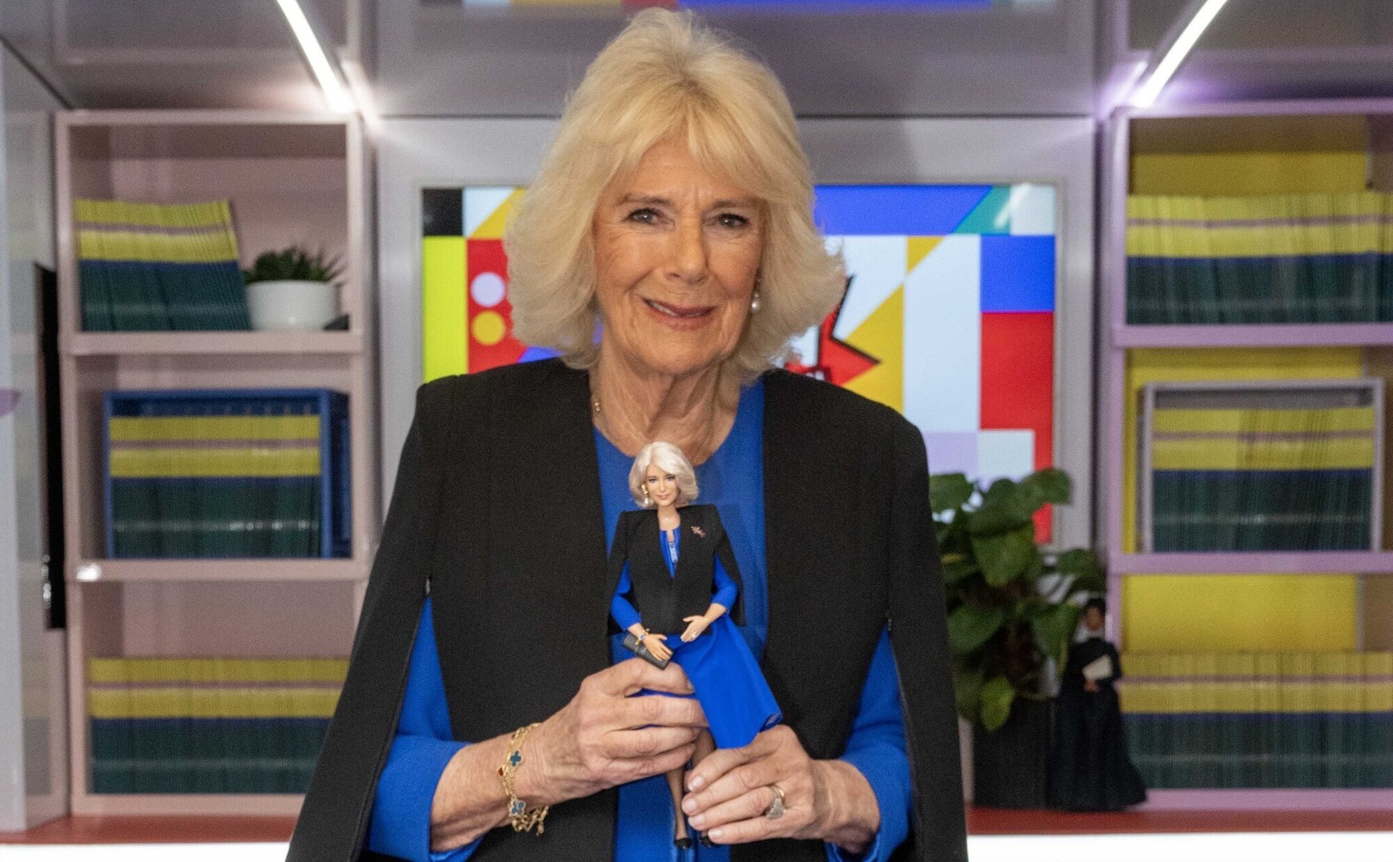 La Reina Camilla, orgullosa con la Barbie Camilla: "Me han quitado 50 años de encima. ¡Todas deberíamos tener una Barbie!"