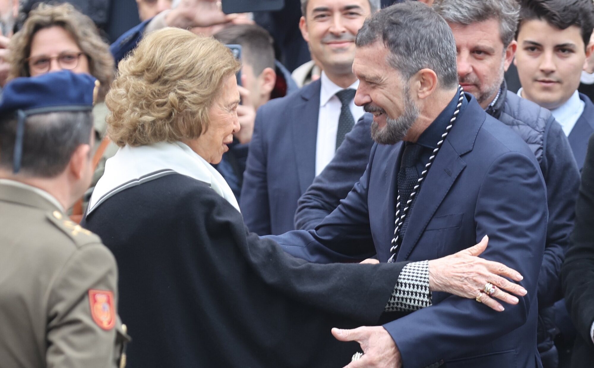 El inesperado saludo de la Reina Sofía y Antonio Banderas en la Semana Santa de Málaga